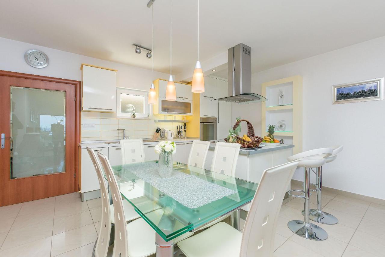 Apartments Mia Omis Exterior photo