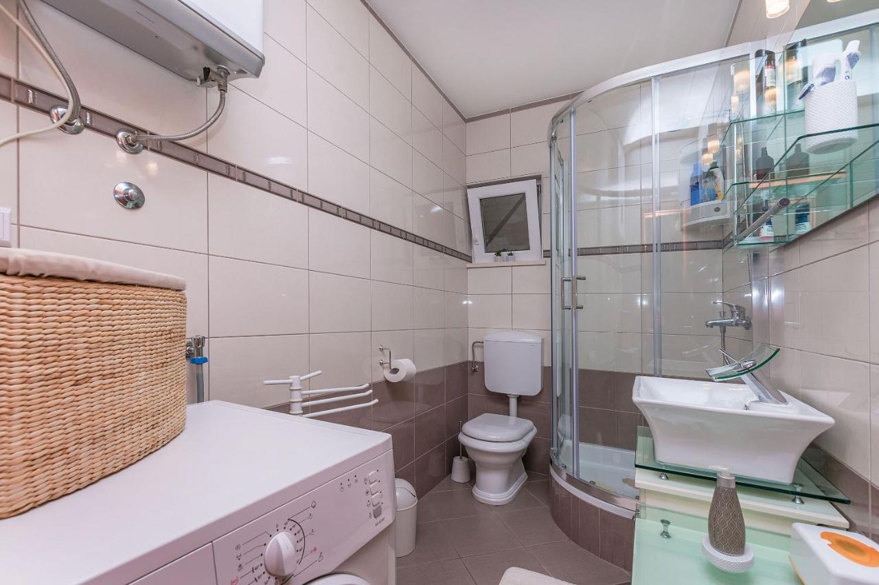 Apartments Mia Omis Exterior photo