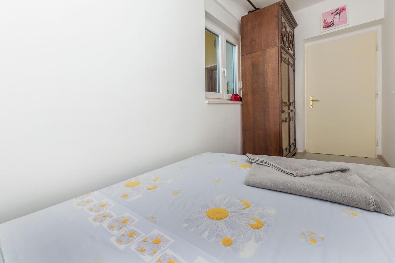 Apartments Mia Omis Exterior photo