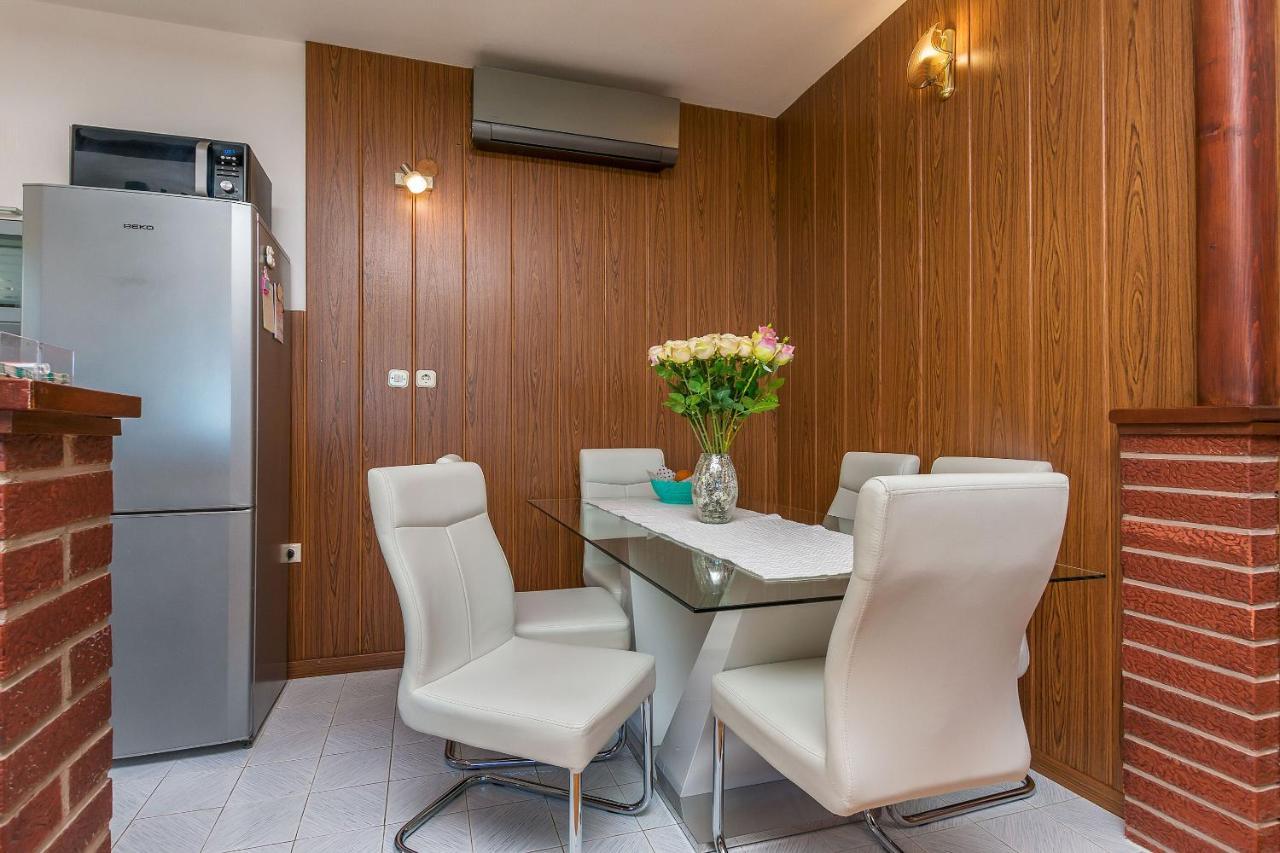 Apartments Mia Omis Exterior photo